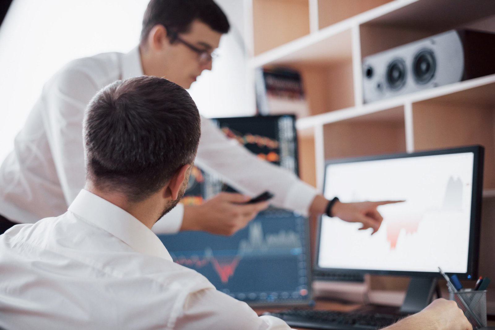 Analizando Datos Primer Plano Del Equipo De Negocios Jovenes Que Trabajan Juntos En La Oficina Creativa Mientras Que La Joven Apuntando Los Datos Presentados En El Grafico Con Lapiz Scaled