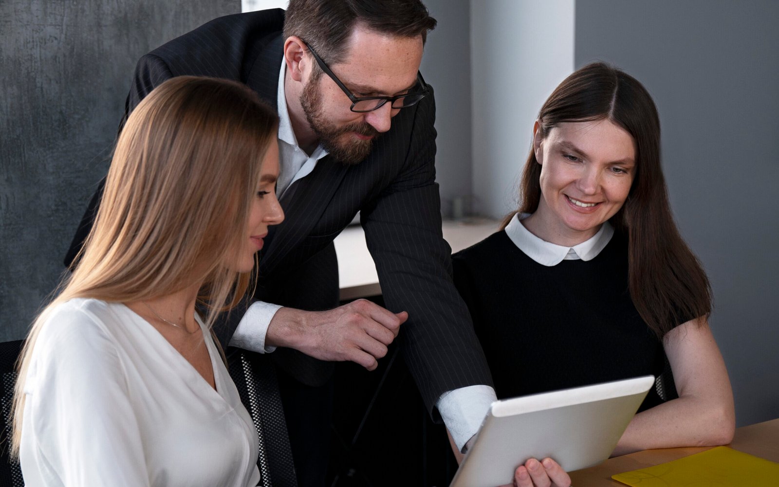 Personas De Tiro Medio Trabajando Juntas Edited 1 Scaled