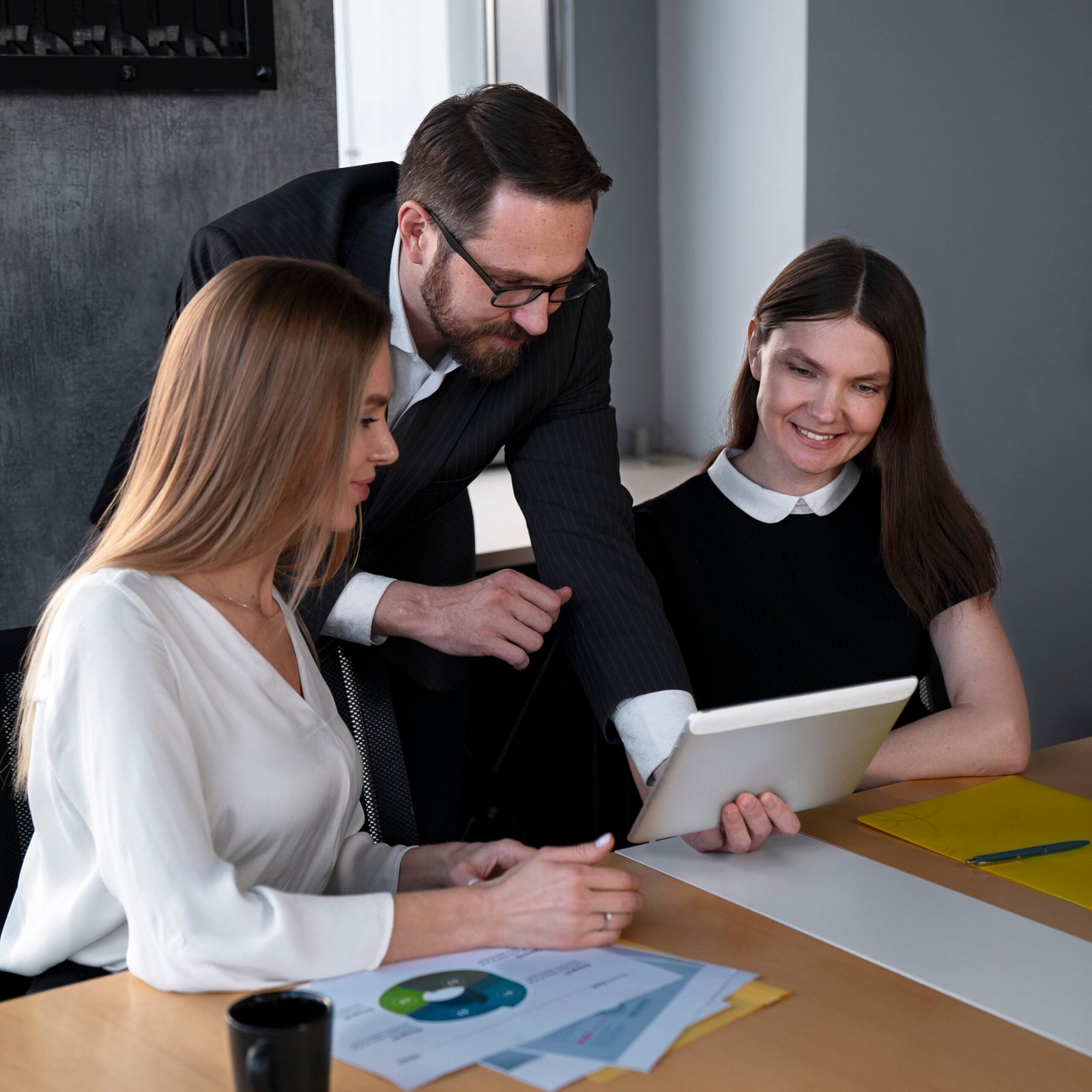 Personas De Tiro Medio Trabajando Juntas Edited Scaled